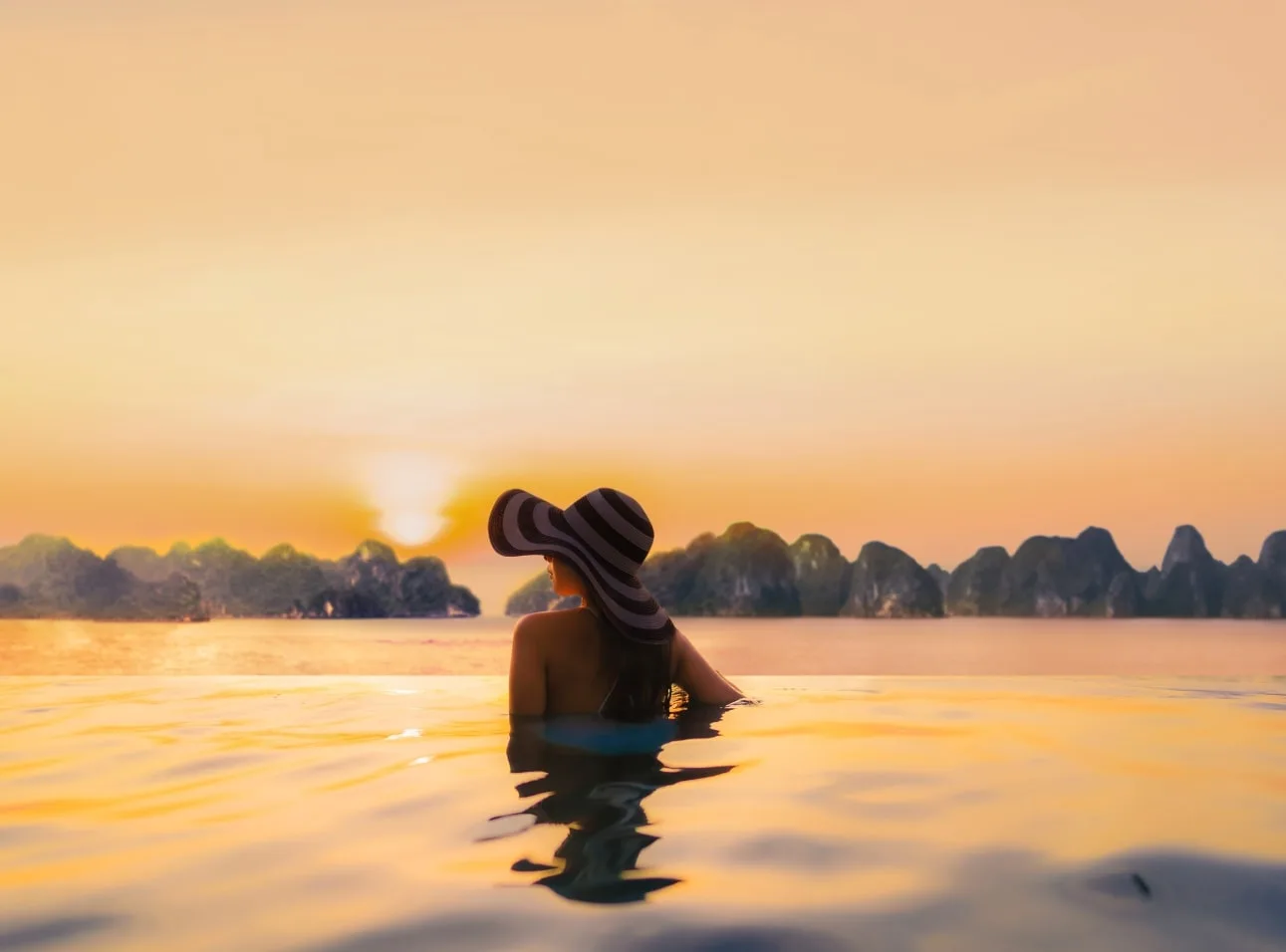 Bể bơi vô cực với tầm nhìn tuyệt đối ra vịnh Hạ Long