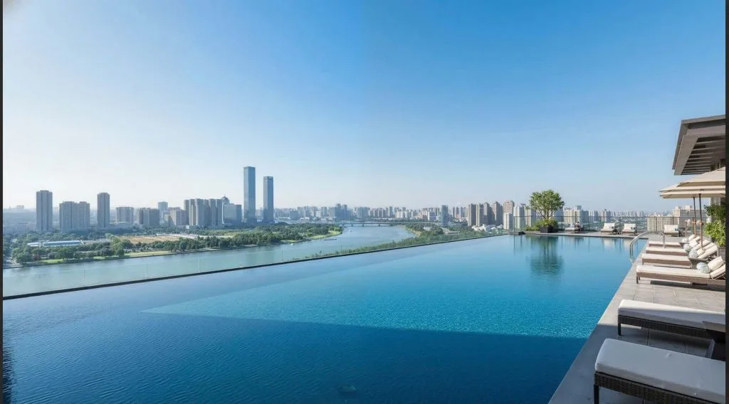 Giữa tầng cao khoáng đạt, mặt nước vô cực hòa cùng sông xanh và skyline thành phố, mở ra trải nghiệm nghỉ dưỡng khoáng nóng chuẩn thượng lưu. Tại Alumi, mỗi phút thư giãn bên hồ bơi là khoảnh khắc cân bằng thân – tâm – trí, nơi cuộc sống đô thị được nâng tầm thành phong cách sống an nhiên và đẳng cấp.